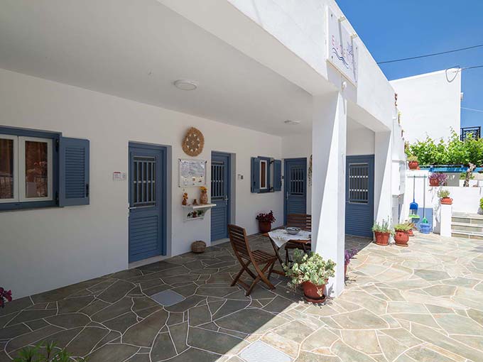 Σκιασμένη αυλή στα διαμερίσματα Ευγενία