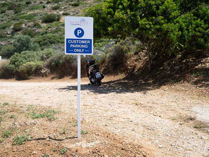 Ο χώρος στάθμευσης στα διαμερίσματα Ευγενία στις Καμάρες στη Σίφνο